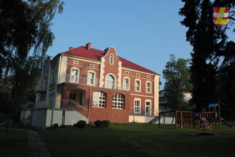 Zdjęcie: Na zdjeciu:  budynek Przedszkola Publicznego nr 1
w Łazach przy ul. Topolowej 6